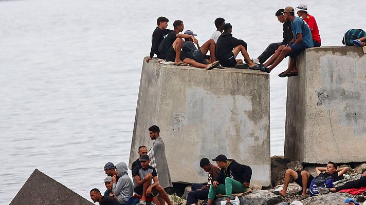 Telediario 2 - Muchos migrantes siguen deambulando por Ceuta a pesar de la apertura de centros habilitados
