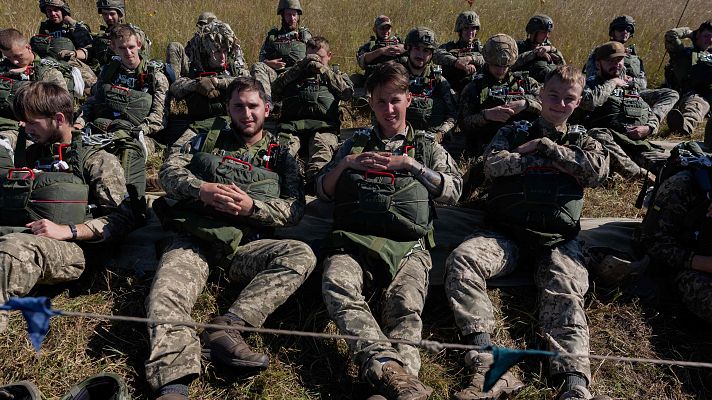 Telediario 2 - Ucrania prueba nuevas fórmulas para que los jóvenes se alisten en el Ejército