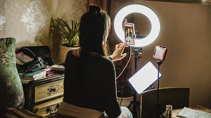 Telediario 2 - ¿Ha llegado el fin de los 'influencers' que muestran su estilo de vida?