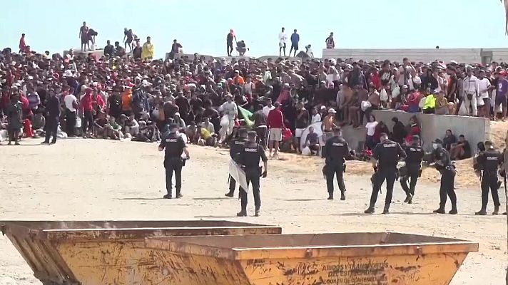  - 500 migrantes siguen en la playa del Trampolín