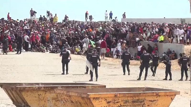 Más de 500 migrantes permanecen todavía en la playa del Trampolín. Se trata de un grupo que no ha podido ser acogido en los nuevos campamentos de Loma Margarita y el embolsamiento de Loma Colmenar.