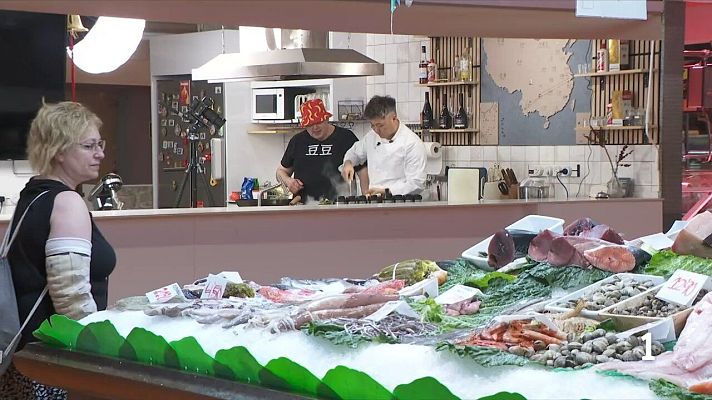 L'Informatiu - Els TikTokers dels mercats, la clau per salvar les parades de barri