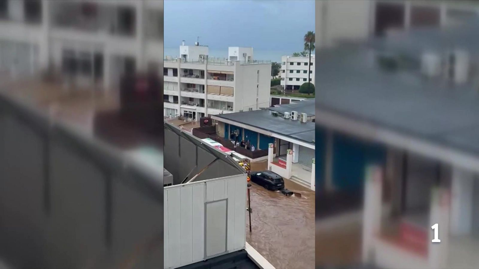 Pluges torrencials inunden càmpings i evacuen 150 joves al Vendrell - L'Informatiu | Veure