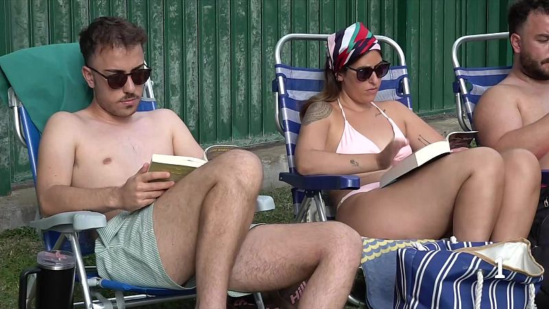 L'estiu dispara el consum de llibres i canvia els gustos lectors - L'Informatiu | Veure