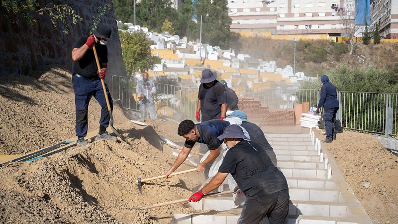 Continúan los entierros de los migrantes que murieron durante la llegada masiva a Ceuta.