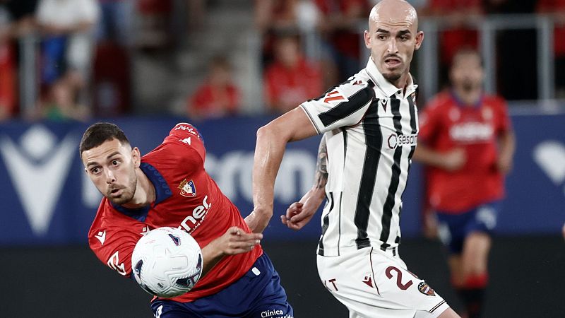 El delantero de Osasuna Raúl García (i) pelea un balón con Oriol Rey, del Levante, durante el partido de LaLiga