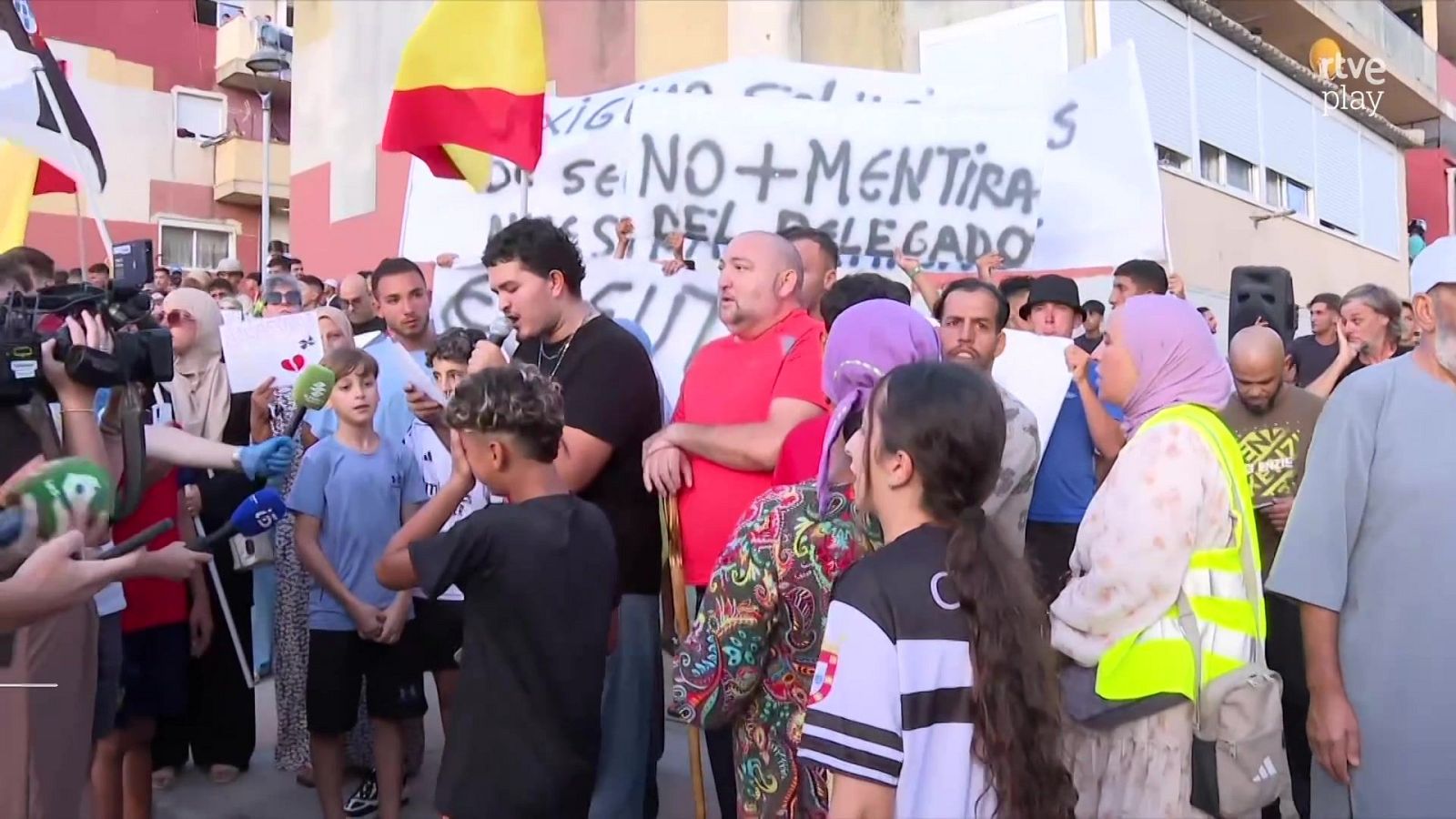 El barrio ceutí de Loma Colmenar protesta por la gestión de la crisis migratoria | Ver