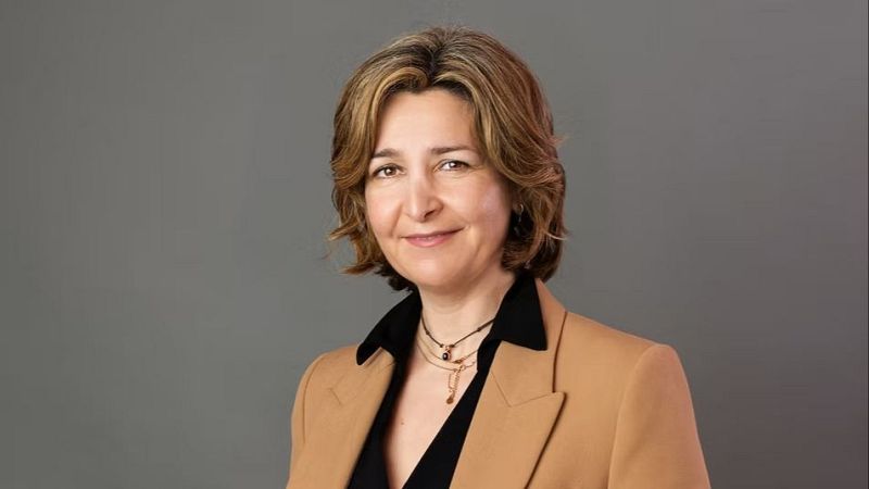 Retrato de Arantxa Torres, presidenta de la Confederación de Empresarios de Ceuta. Mujer de mediana edad, cabello castaño claro, viste blusa negra y americana camel. Mirada frontal, expresión amable.