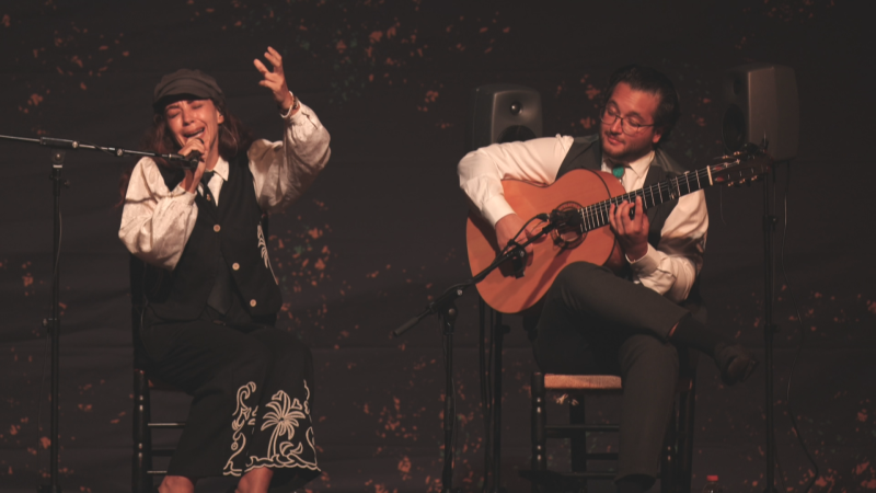La cantaora Sandra Carrasco y el guitarrista David de Arahal rinden tributo al célebre artista