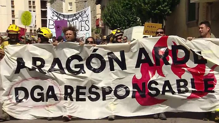 Noticias Aragón - 7.000 personas se manifiestan en Jaca para pedir responsabilidades por el incendio de las Peñas de Riglos