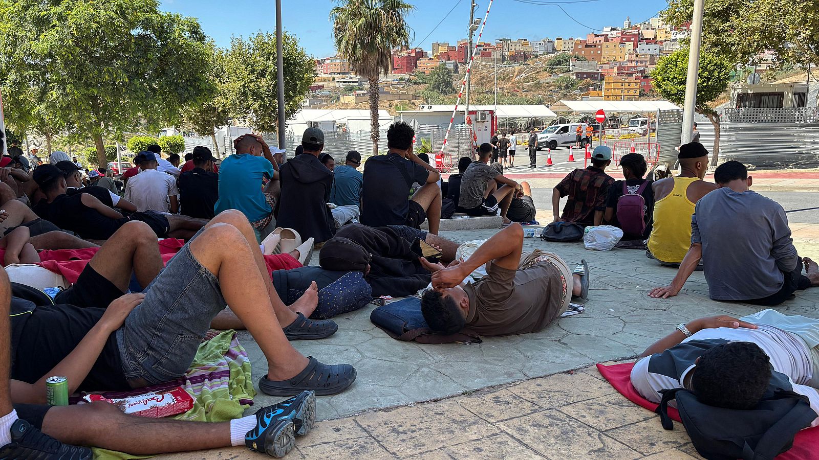 Los espacios de acogida de migrantes en Ceuta están saturados - Telediario 1 | Ver