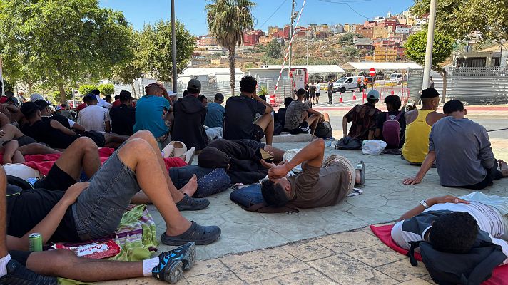 Telediario 1 - Los espacios habilitados por el Gobierno para acoger a migrantes en Ceuta ya están saturados