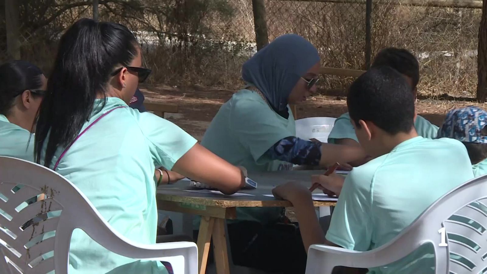 Los usuarios participan en el campamento de verano de Autismo Melilla junto a voluntarios y estudiantes de prácticas