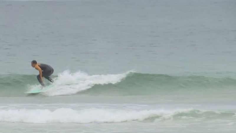 300 surfistas de 15 países compiten na "Pantín Classic" - Telexornal - Galicia | Vexa