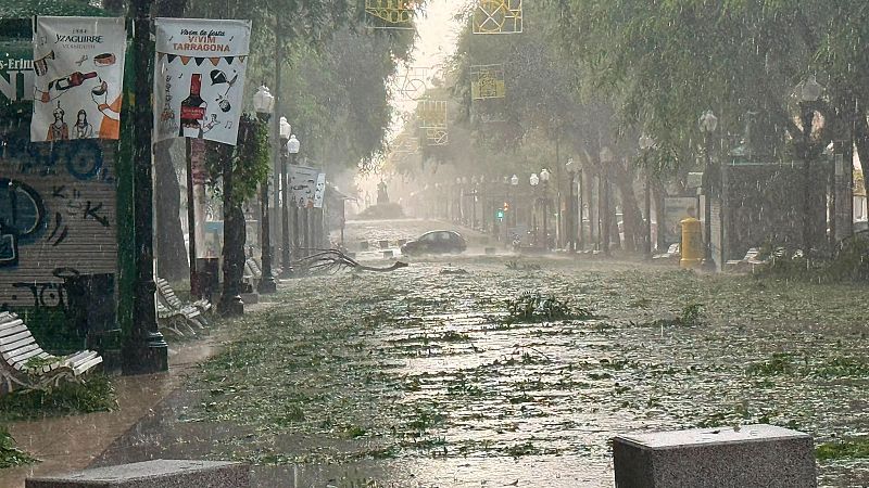 Un fuerte temporal de granizo, lluvia y viento azota la provincia de Tarragona | Ver