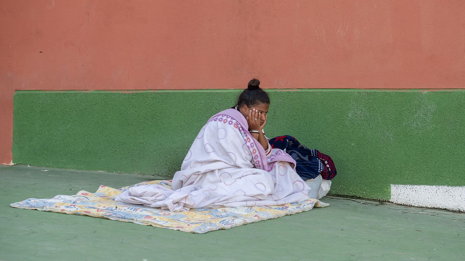 Los vecinos, única ayuda para muchos migrantes vulnerables en Ceuta - Telediario 1 | Ver