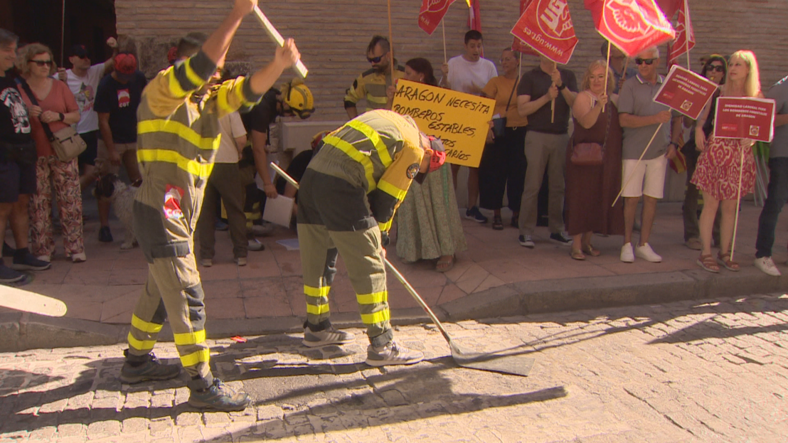 Bomberos protestan en Aragón con pancartas y banderas, exigiendo "BOMBEROS ESTABLES".