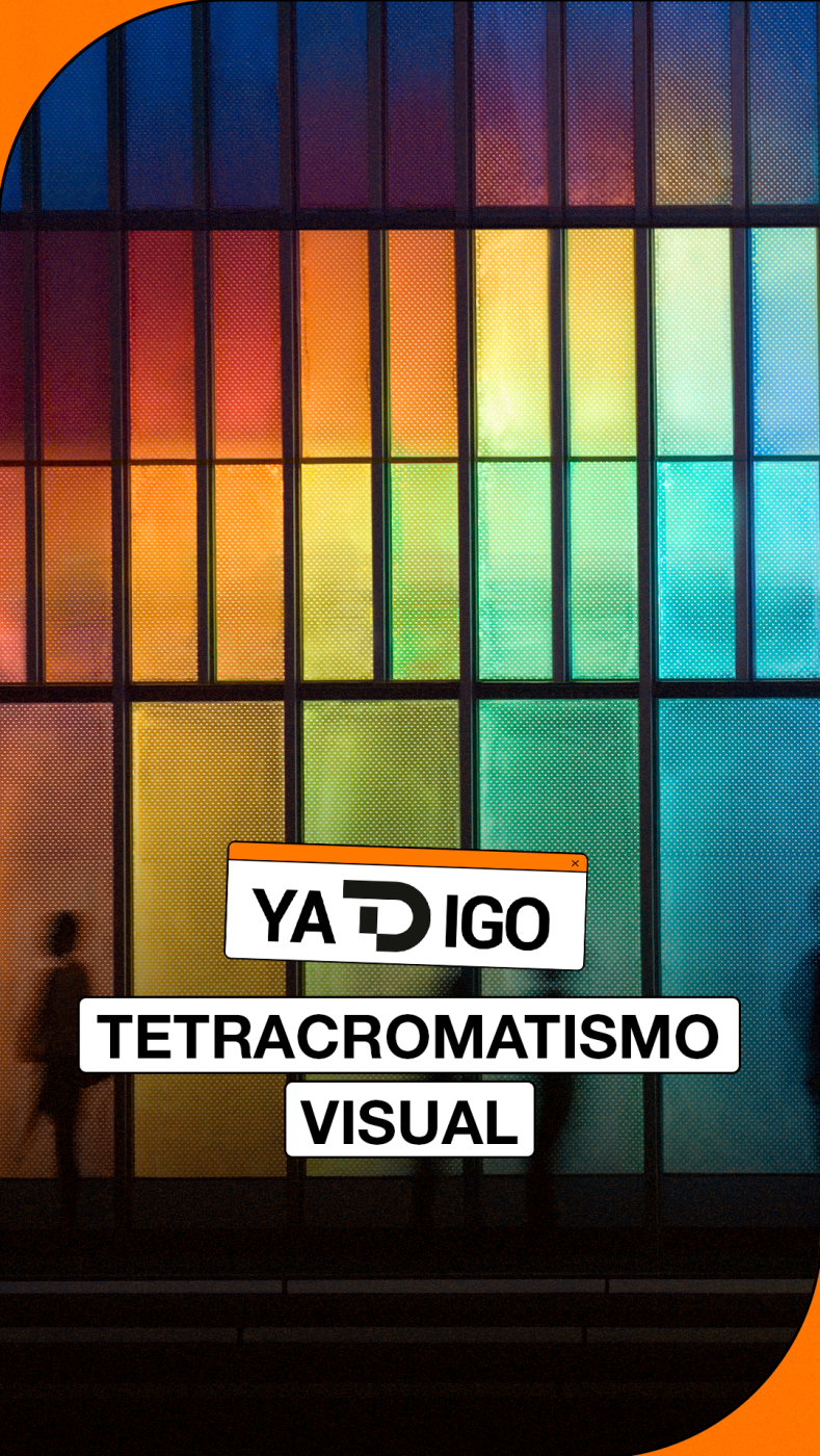 Fachada arquitectónica multicolor con paneles translúcidos y texto "YA D IGO TETRACROMATISMO VISUAL". Siluetas de personas al frente.