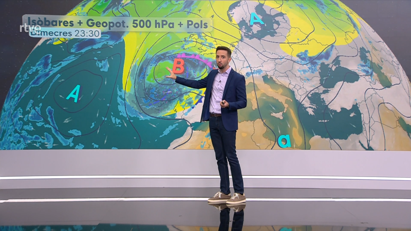 Presentador de RTVE se�ala una 'B' roja de baja presi�n en mapa meteorol�gico de Europa, con isobaras y geopotencial 500 hPa. "Dimecres 23:30".