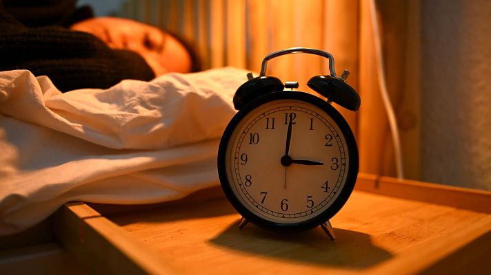 Telediario 1 - ¿Hay que dormir ocho horas? Una revisión científica cuestiona este mito