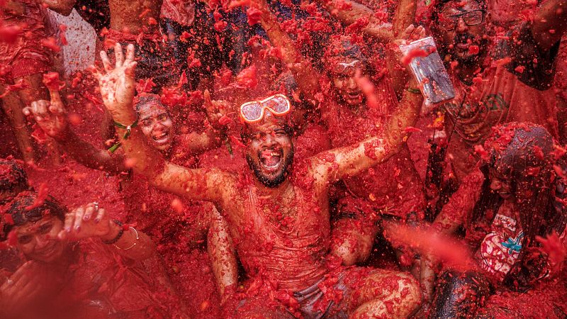 La Tomatina 2026 tiñe de rojo las calles de Buñol, Valencia