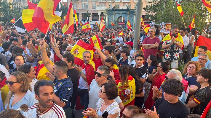Telediario 2 - El hartazgo de centenares de vecinos por la crisis migratoria vuelve a tomar las calles de Ceuta