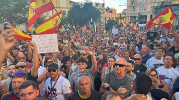 La crispaci�n vecinal en Ceuta eleva el tono: sentadas, volcado de contenedores y derribo de las caba�as de migrantes