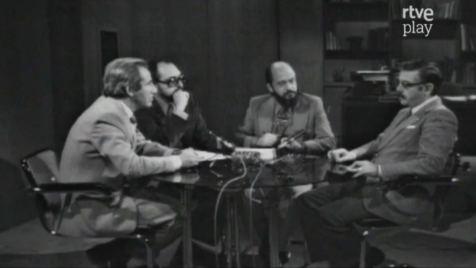 Cuatro hombres debaten en un estudio de televisión, con el logo de "rtve play" visible. Andreas Faber-Kaiser, Antonio Ribera, J.J. Benítez y Fernando Jiménez del Oso, todos de traje, participan en la tertulia.