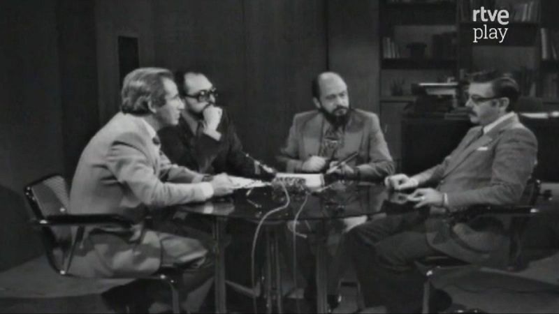 Cuatro hombres debaten en un estudio de televisión, con el logo de "rtve play" visible. Andreas Faber-Kaiser, Antonio Ribera, J.J. Benítez y Fernando Jiménez del Oso, todos de traje, participan en la tertulia.