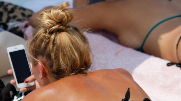 Telediario 1 - Desconectar en vacaciones, cada vez más difícil