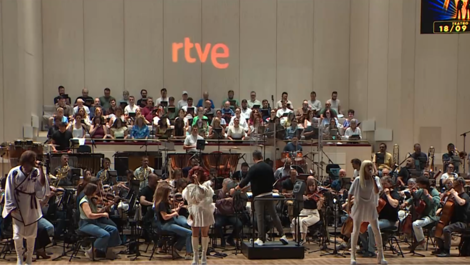 Actuación musical en teatro con RTVE, coro, orquesta y solistas. Mónica Naranjo destaca en el escenario. Fecha: 18/09.