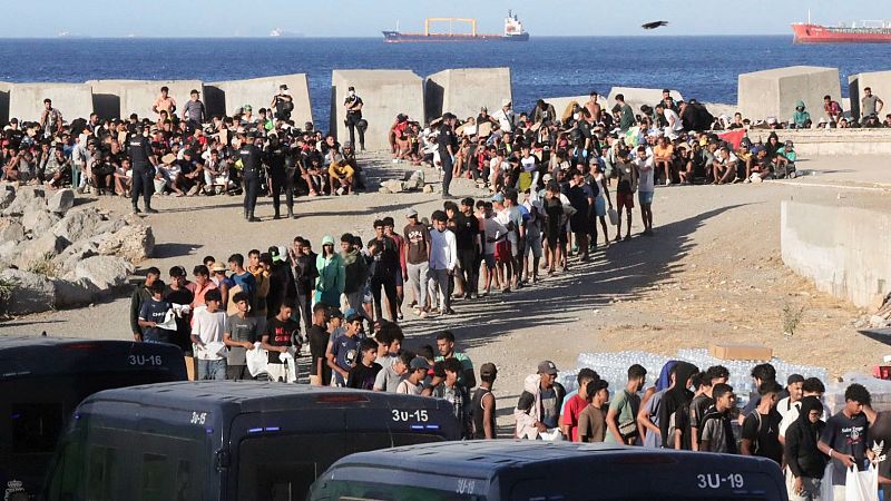 La crisis migratoria de Ceuta dispara el odio en redes sociales - Telediario 2 | Ver