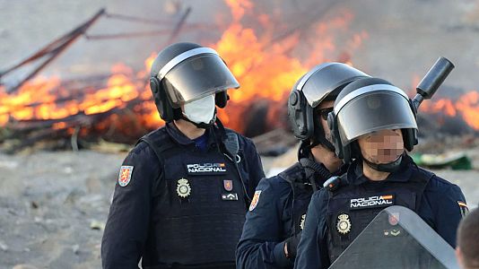 Manifestantes en Ceuta queman campamentos de migrantes en la playa en medio de una tensa protesta