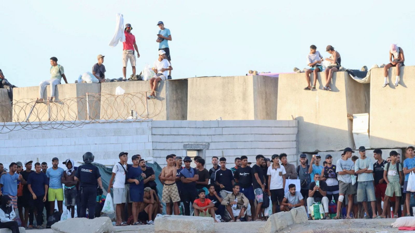 El Gobierno y el PP hacen un llamamiento a la "calma" en Ceuta - Telediario 1 | Ver