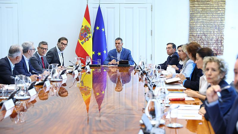 El Gobierno y el PP hacen un llamamiento a la "calma" en Ceuta - Telediario 1 | Ver