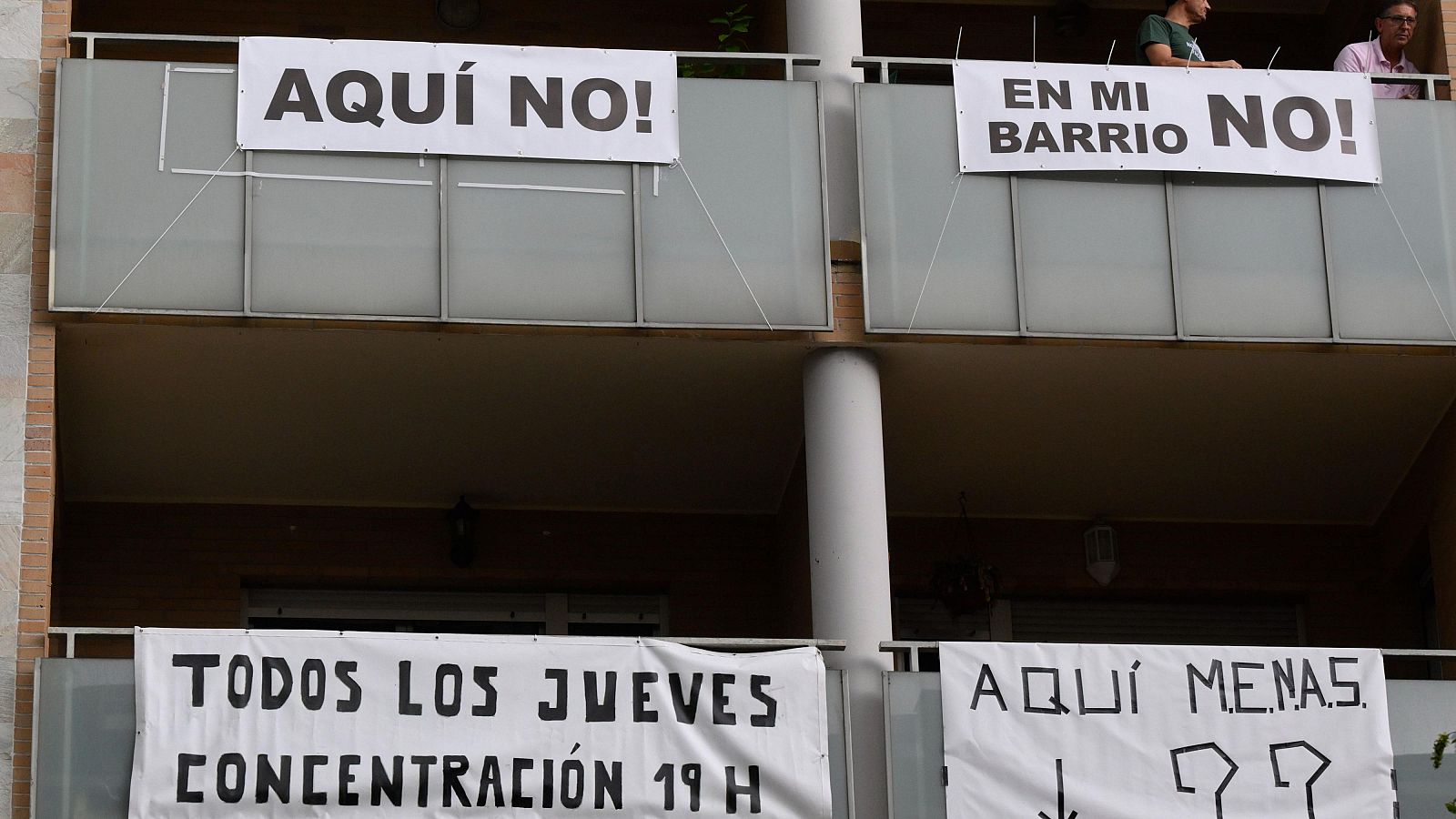 Edificio del barrio de La Florida se concentran para exigir que no se traslade el centro de menores de Avilés a su edificio