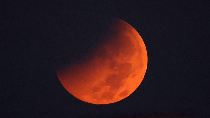 La tarde en 24h - Las mejores imágenes del eclipse lunar parcial de agosto 2026