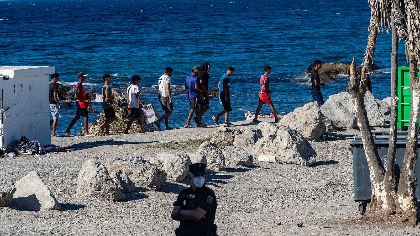 Un grupo de migrantes recoge la zona tras una avalancha en el reparto de comida - Informativo 24h | Ver