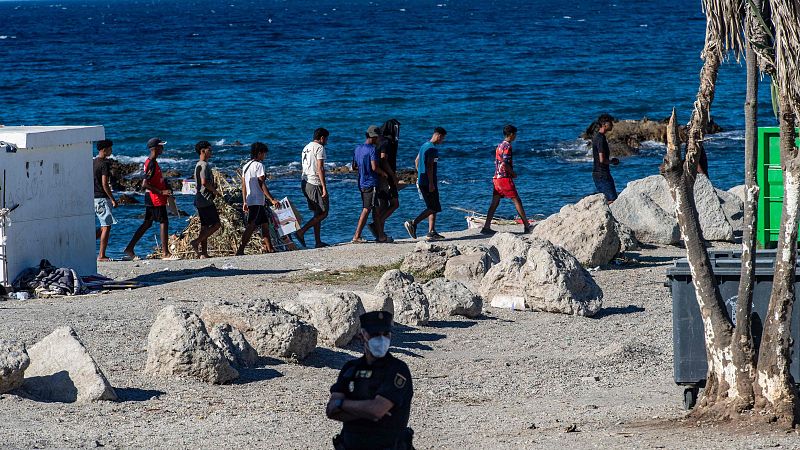 Un grupo de migrantes recoge la zona tras una avalancha en el reparto de comida - Informativo 24h | Ver