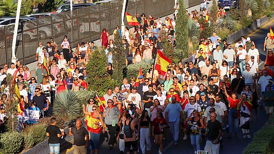 Cientos de ceut�es salen a la calle en una nueva protesta contra la gesti�n de la crisis que concluye sin incidentes