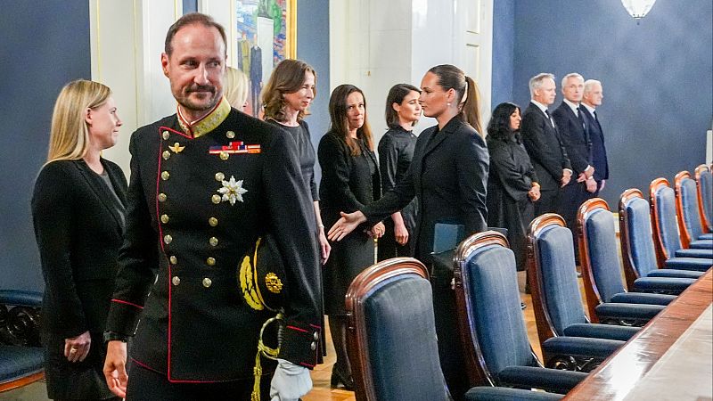 Haakon VIII, el pr�ncipe que no quer�a reinar, asciende al trono salpicado por los esc�ndalos en su familia