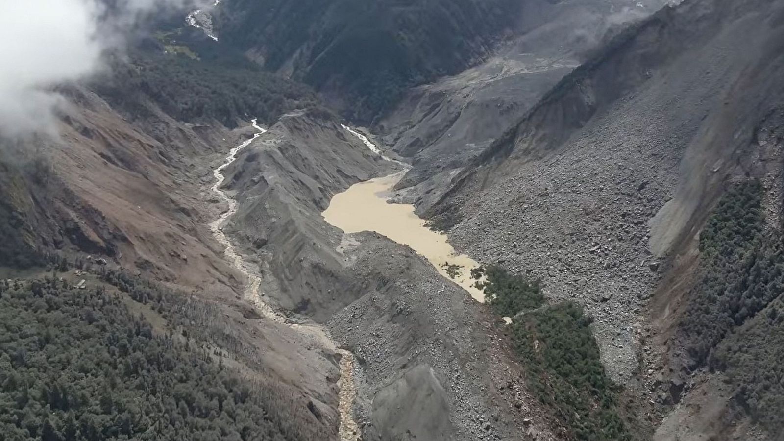 China retoma labores de rescate tras la riada en Nepal, que deja casi 600 muertos y 2.500 desaparecidos