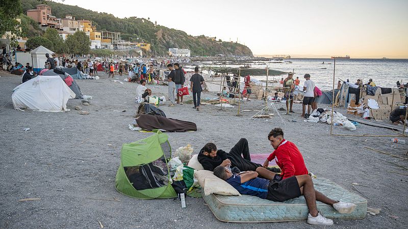 Telediario Matinal en cuatro minutos - 29/08/26 Decenas de personas viven y pernoctan en la playa del Trampolín, a 28 de agosto de 2026, en Ceuta