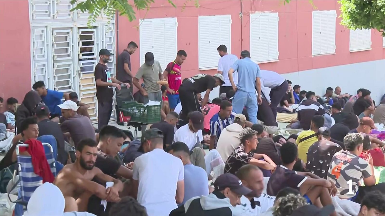 Centenars de migrants continuen dormint al carrer a Ceuta - L'Informatiu | Ver