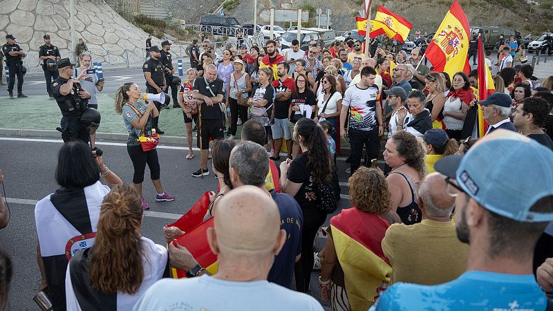 Ceutíes protestan por la gestión de la crisis pese a la suspensión de la convocatoria | Ver