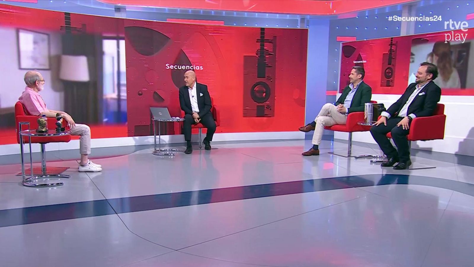Cuatro hombres sentados en sillones rojos en un plató de televisión con pantallas de fondo que muestran "Secuencias", "#Secuencias24" y "rtve play".