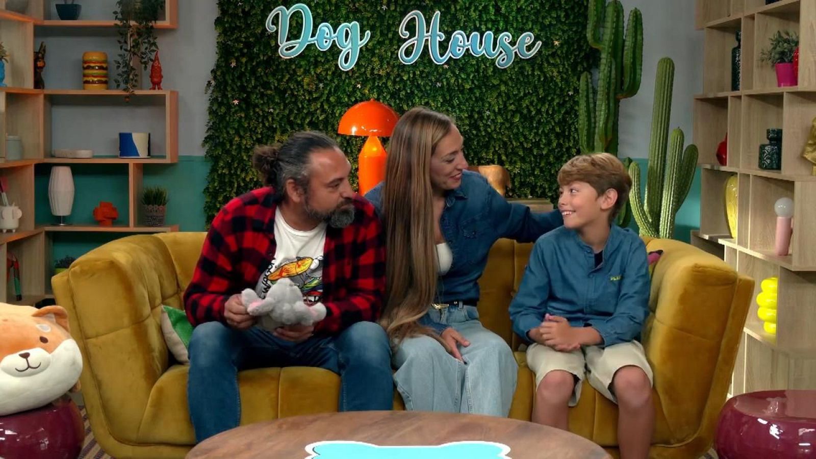 Cristina, Cristian y su hijo Romeo: En busca de un perro surfero