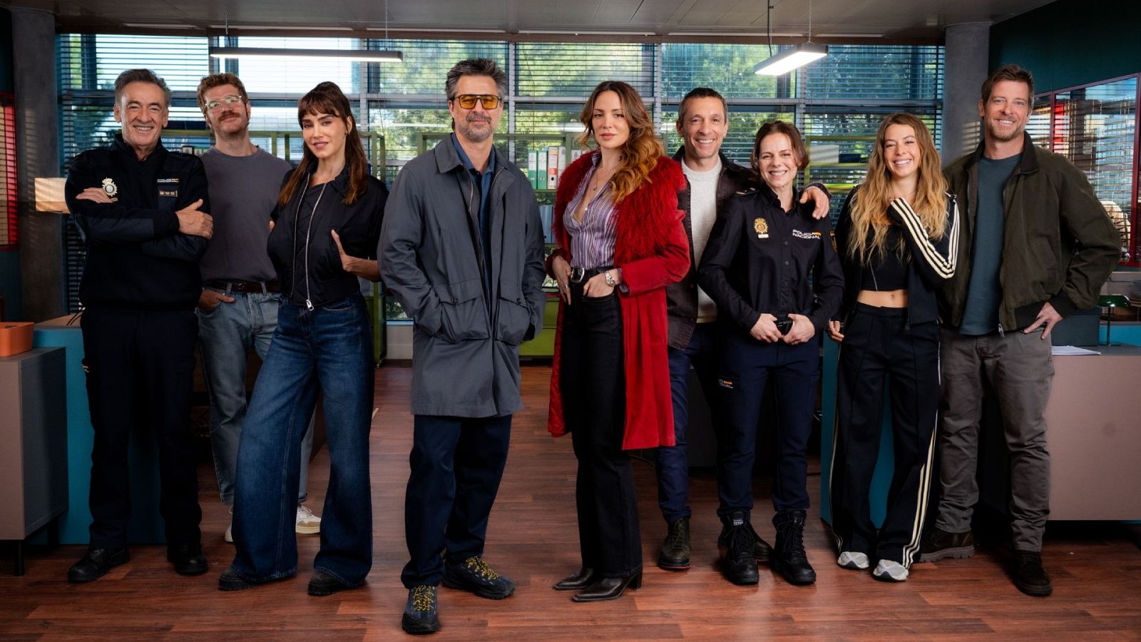 Grupo de nueve personas, incluyendo a los actores Juan Echanove, Ginés García Millán, Maribel Verdú, Antonio Garrido y Daniel Grao, posando en un set de televisión.