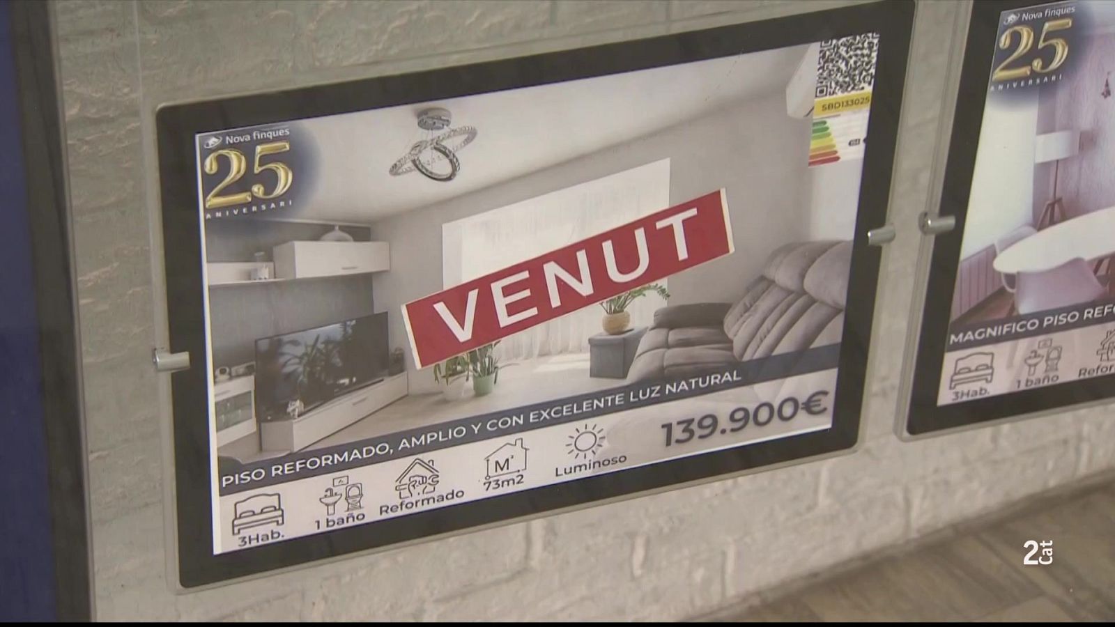Paneles de "Nova Finques" por su 25 aniversario: piso reformado de 73m2, 3 hab, 1 baño, 139.900€, "VENUT" (VENDIDO). Fondo: interior moderno y baño.