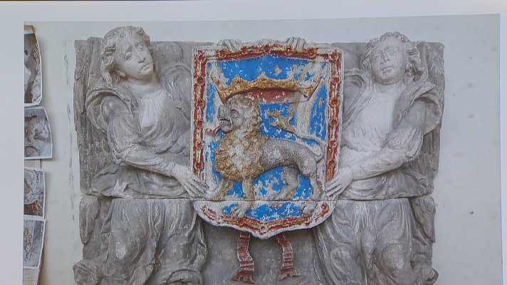 Telenavarra - Pamplona recupera su escudo original, que sustituirá la pieza borbónica en el zaguán municipal